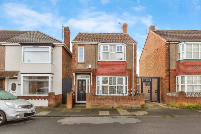 2 bed property, in Windermere Road, £80,000
