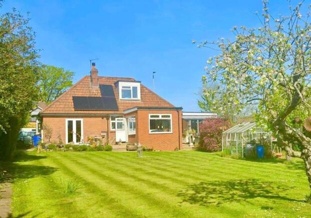 4 bed property, in Pinn Hill, £465,500