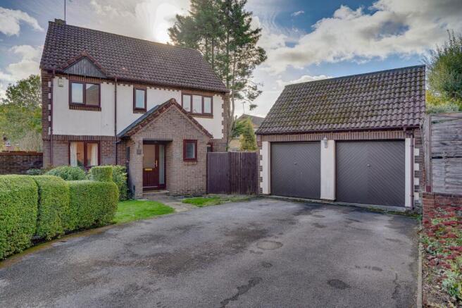 4 bed property, in Keepers Close, £595,000