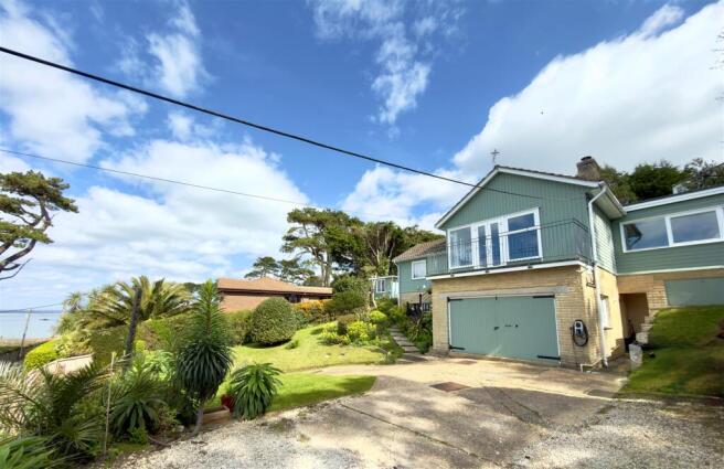 2 bed property, in Totland Bay, £399,950
