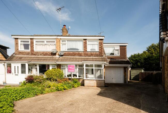 3 bed property, in Broadmead, £300,000