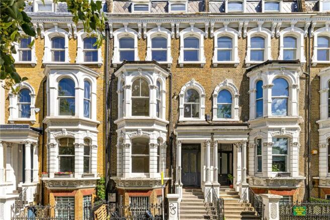 2 bed property, in Clapham Common South Side, £1,000,000