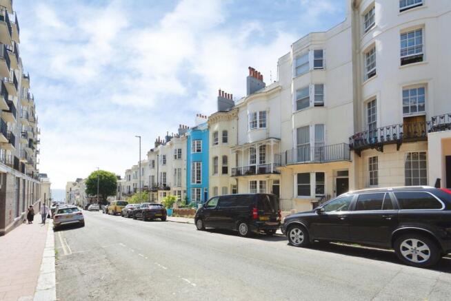 1 bed property, in Montpelier Road, £200,000