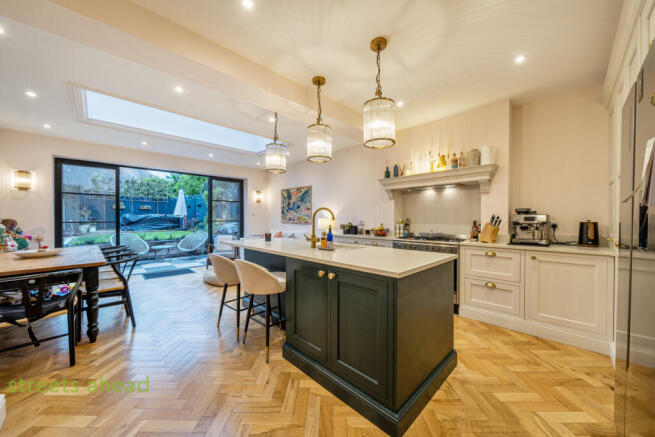 3 bed property, in Gibbs Close, £850,000