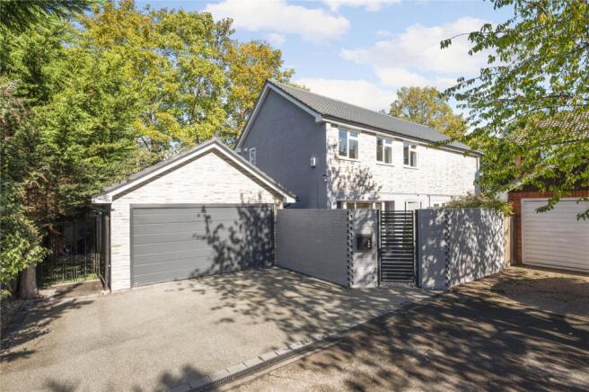 4 bed property, in Golfside Close, £1,450,000