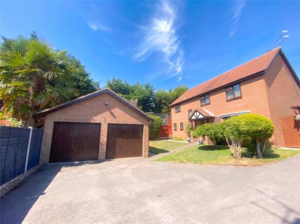 4 bed property, in Ludlow Close, £775,000