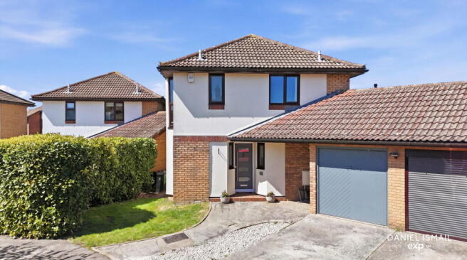 3 bed property, in Wheatfield Way, £450,000