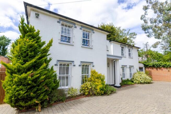 3 bed property, in Woodhall Drive, £1,195,000