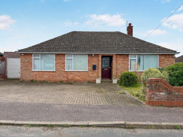 3 bed property, in Warren Close, £260,000