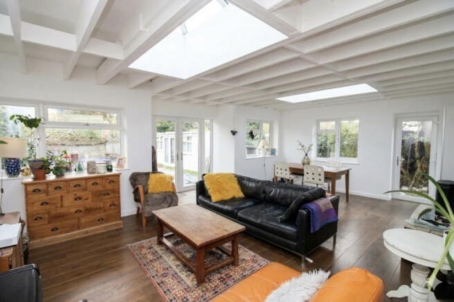 3 bed property, in Vale Road, £375,000