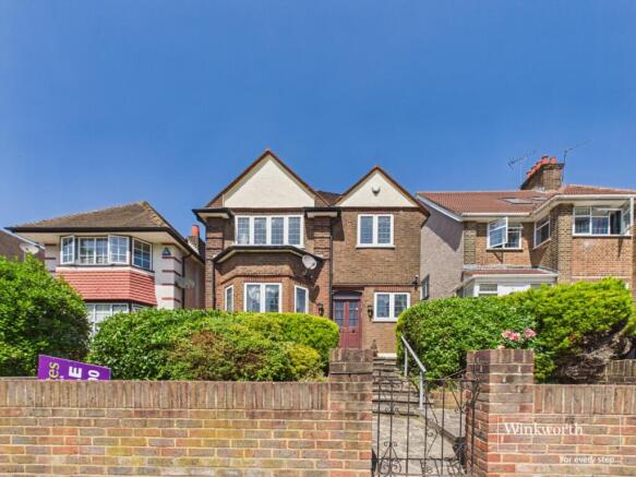 4 bed property, in Oakington Manor Drive, £650,000