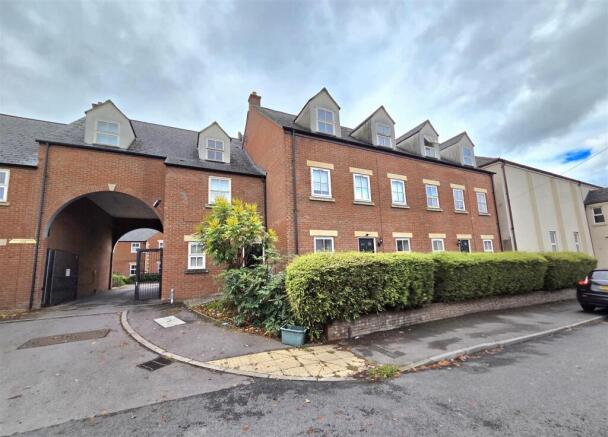 2 bed property, in Archway House, £134,000