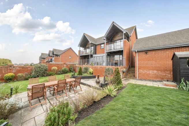 4 bed property, in Portsea View, £800,000