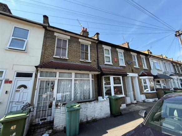 2 bed property, in Aldworth Road, £325,000