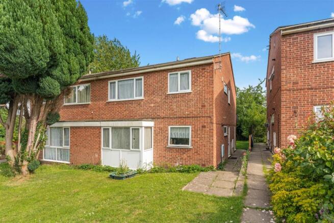 2 bed property, in Lodge Close, £145,000