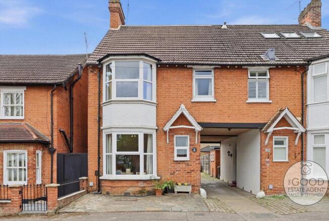 4 bed property, in Meadow Road, £700,000
