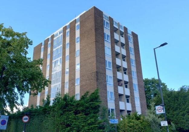 2 bed property, in 5 Greenlaw Court, £375,000