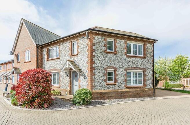 3 bed property, in Nightingale Lane, £395,000