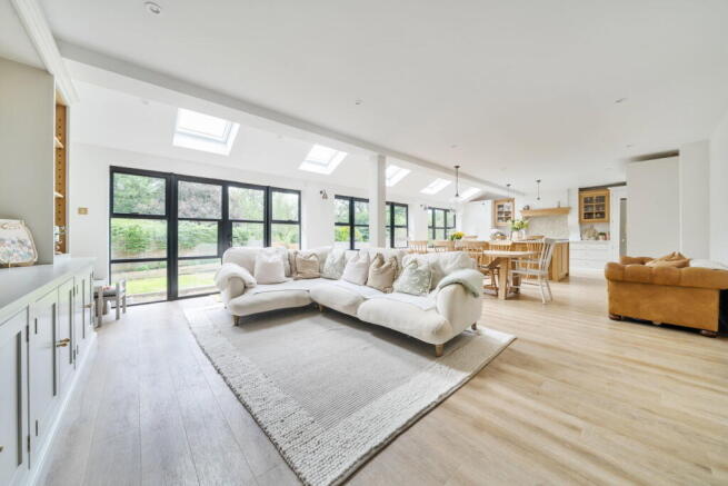 4 bed property, in Priory Gardens, £850,000