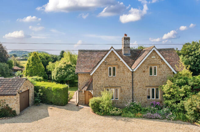 4 bed property, in Sea, £499,950