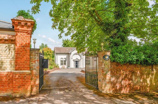 4 bed property, in Totteridge Common, £2,100,000