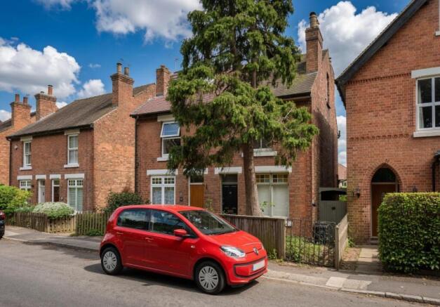 2 bed property, in Main Street, £240,000