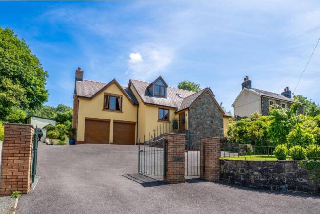 4 bed property, in Ciffig, £500,000
