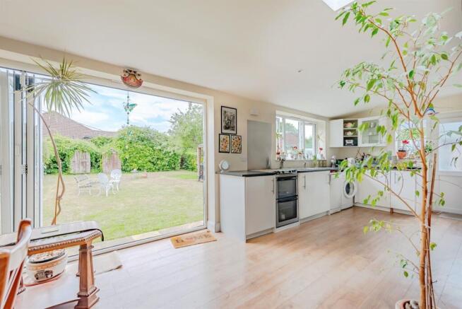 3 bed property, in Barnfield Road, £480,000