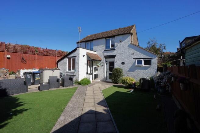 2 bed property, in Canterbury Road, £275,000