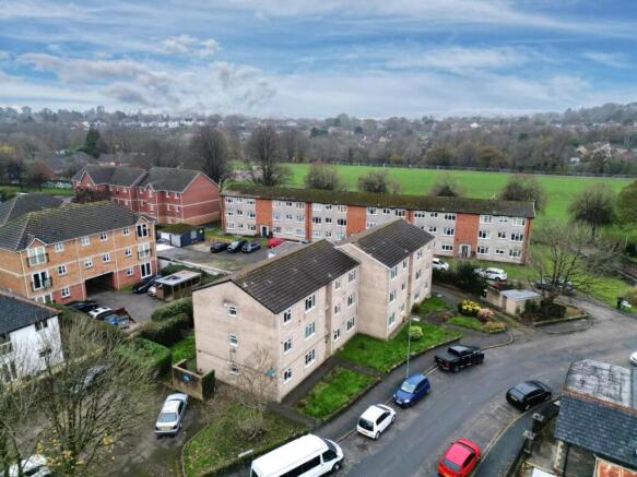 1 bed property, in Hazelhurst Road, £135,000