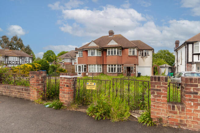 4 bed property, in Beverley Way, £550,000
