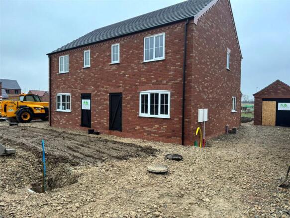 3 bed property, in Field Head Road, £245,000