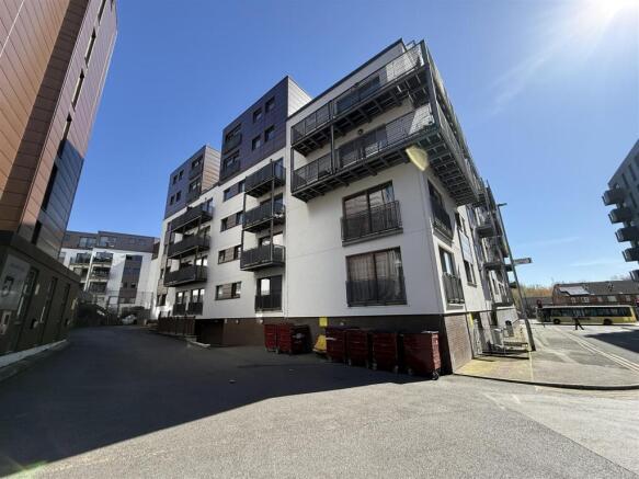 2 bed property, in Advent 2/3, £120,000