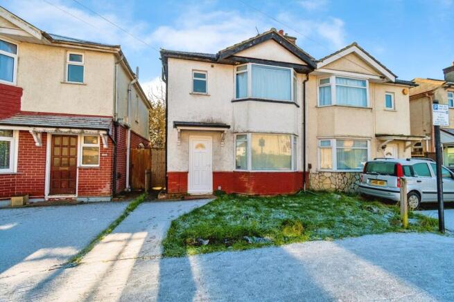 3 bed property, in Honeysuckle Road, £275,000