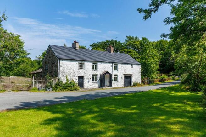4 bed property, in Thwaites Mill Cottage, £395,000