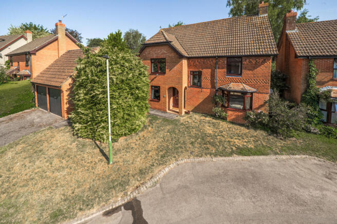 4 bed property, in Hughes Close, £695,000