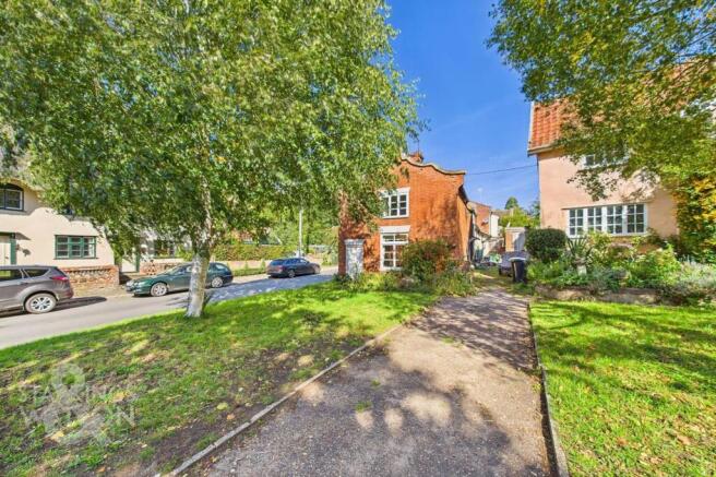 3 bed property, in Low Street, £200,000