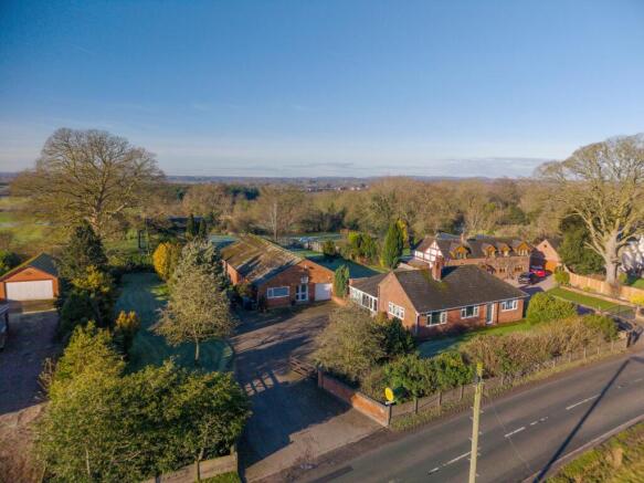3 bed property, in Stapeley Farm, £850,000