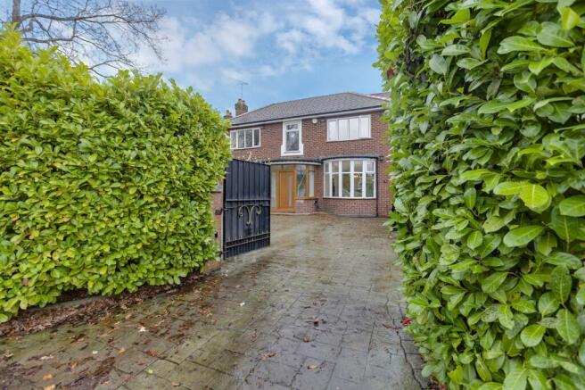 5 bed property, in Offley Road, £750,000