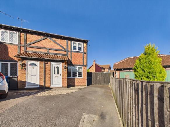 2 bed property, in Broadleaf Close, £220,000