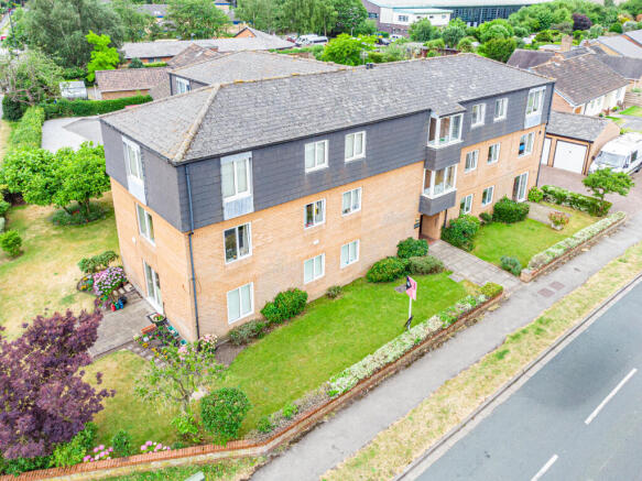 2 bed property, in Courtneys, £140,000