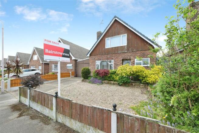 2 bed property, in Farmcroft Road, £230,000