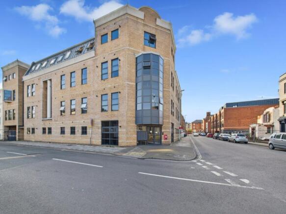 2 bed property, in Park Road, £150,000