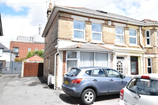 2 bed property, in Gladstone Road West, £200,000