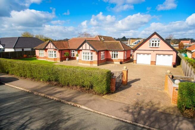 6 bed property, in Loddon Road, £795,000