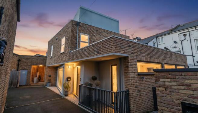 2 bed property, in Stanton Road, £1,250,000