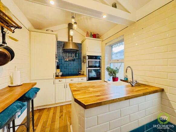 2 bed property, in Colne Road, £160,000
