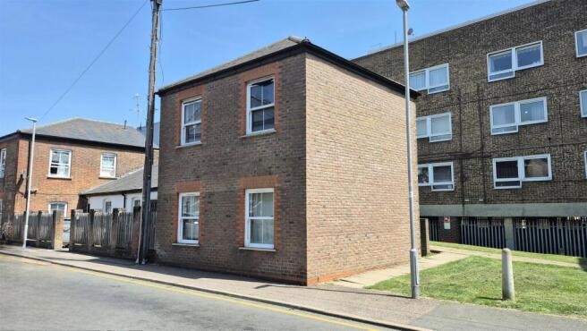1 bed property, in Dumfries Street, £60,000