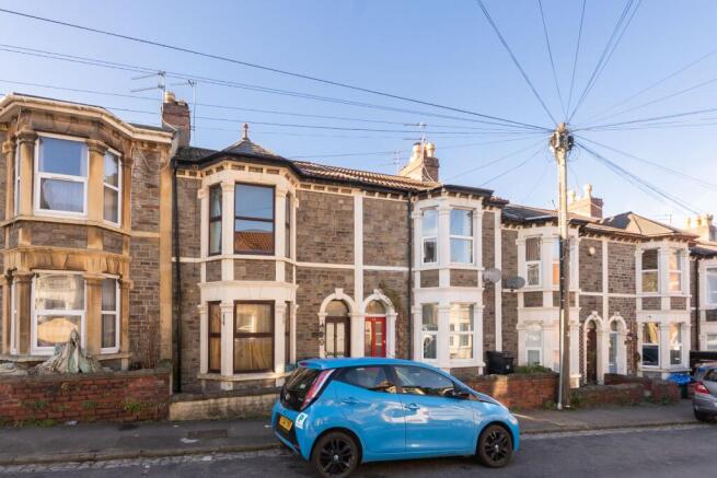 2 bed property, in Northcote Road, £350,000