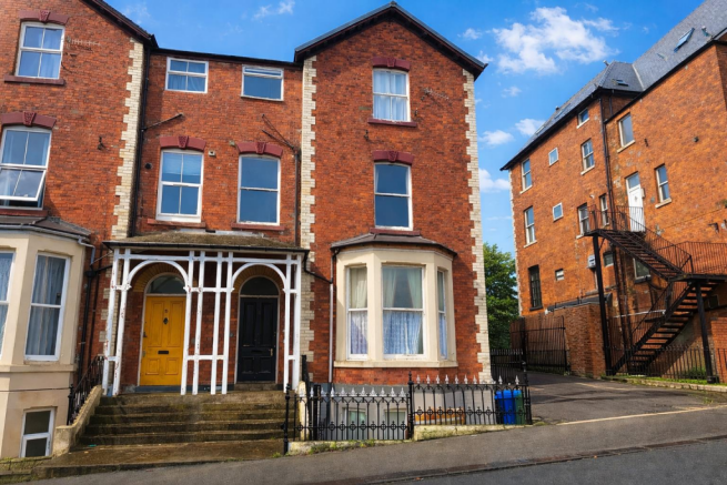 2 bed property, in Grosvenor Road, £79,950
